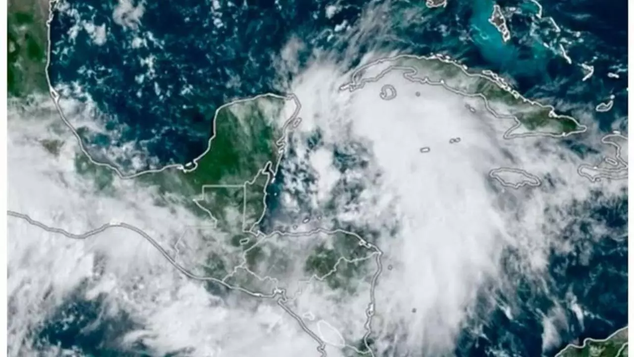 Tormenta Helene pasa frente a la pen&iacute;nsula de Yucat&aacute;n y tiene bajo alerta a la Florida