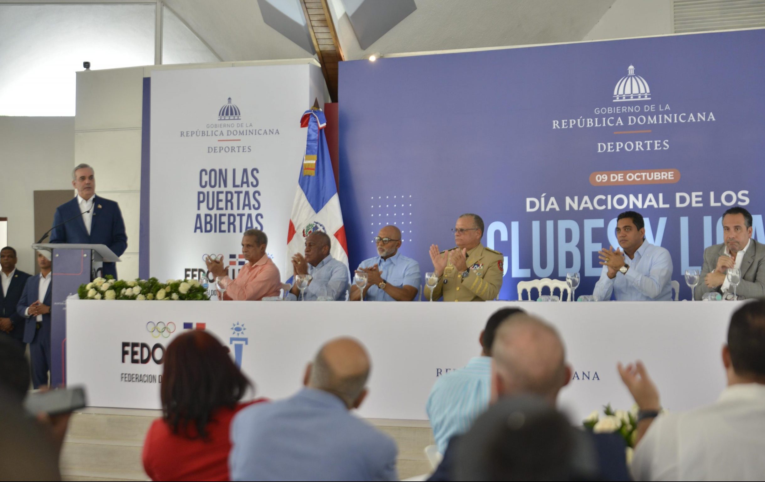 Luis Abinader anuncia la construcci&oacute;n de m&aacute;s de 45 polideportivos a los clubes