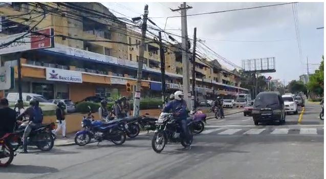 Motoconchistas se entran a pedradas en la Avenida N&uacute;nez de C&aacute;ceres