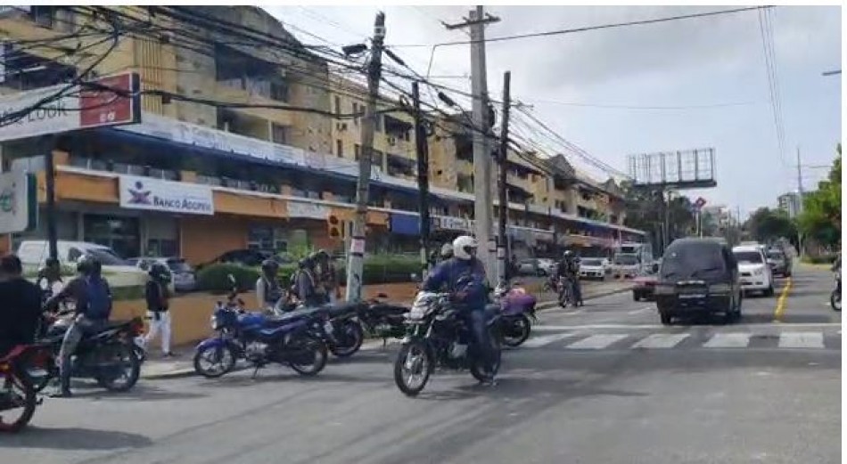 Motoconchistas se entran a pedradas en la Avenida Núnez de Cáceres