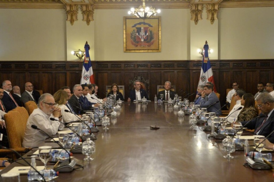 Abinader recibe informe de ministros y directores visitaron provincias
