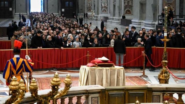 Abre capilla ardiente Benedicto XVI en la Bas&iacute;lica de San Pedro