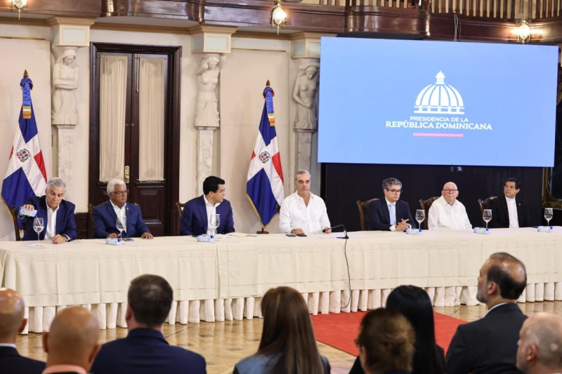 Luis Abinader anuncia la construcci&oacute;n del Centro de Convenciones en terrenos del antiguo Hotel Santo Domingo
