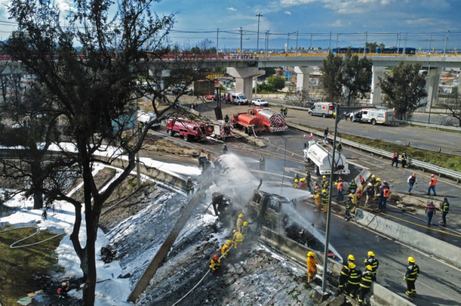 Sube a 10 los muertos por explosión de un camión con gas en Ciudad de México