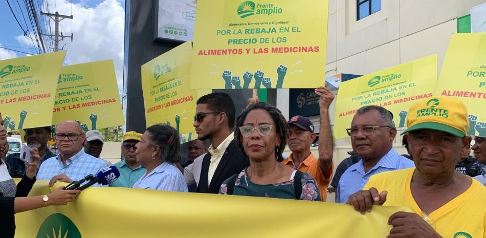 Frente Amplio protesta por irregularidades en Senasa