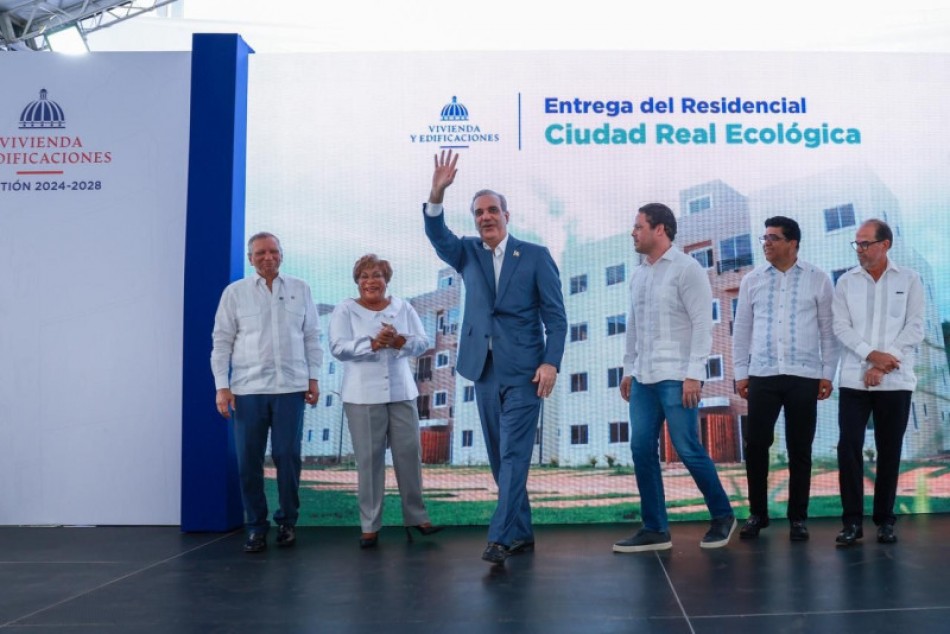 Luis Abinader entrega m&aacute;s de 400 apartamentos en Santo Domingo Este