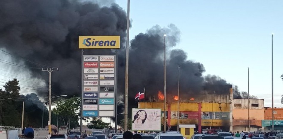 Incendio afecta tienda L&R Comercial de Villa Mella