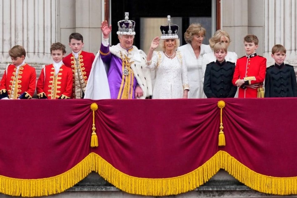 Los reyes Carlos III y Camila regresan al Palacio de Buckingham para seguir con la celebraci&oacute;n luego de ser coronados en la Abad&iacute;a de Westminster