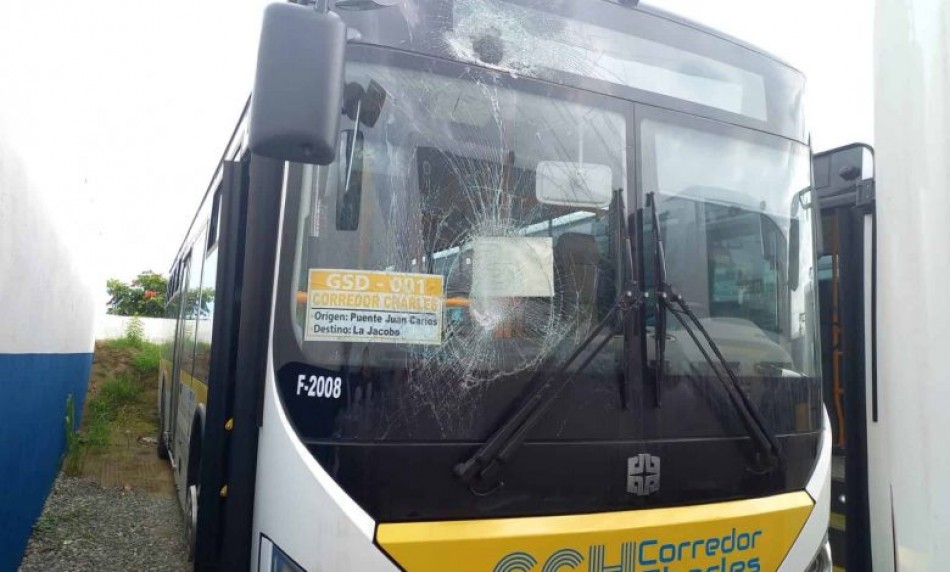 Varias mujeres herida tras nuevo ataque a pedradas contra autobuses del corredor Charles de Gaulle.