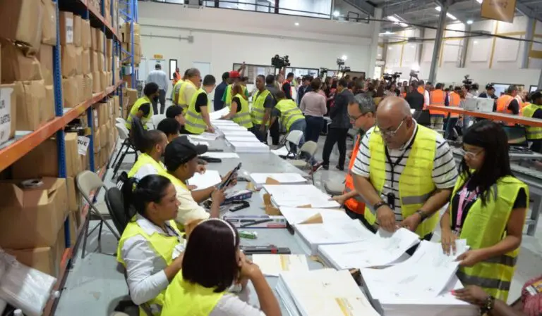 JCE arranca con producci&oacute;n de 1,566 valijas electorales para votos en el exterior