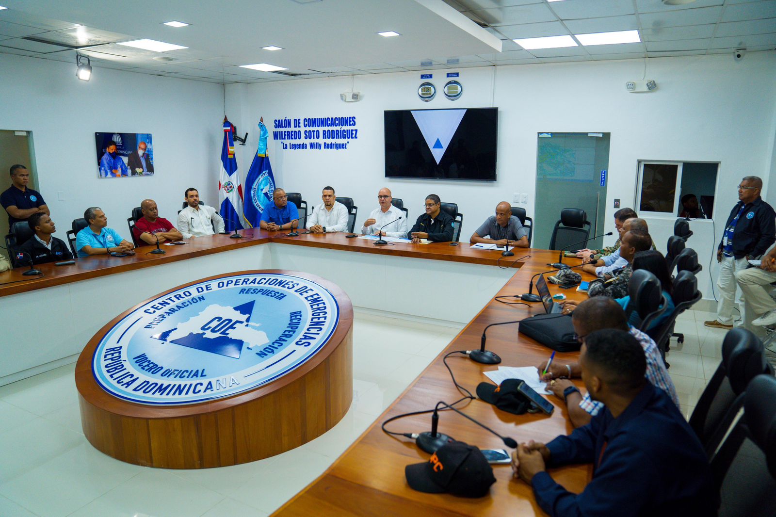 Ministro Igor Rodr&iacute;guez visita el COE