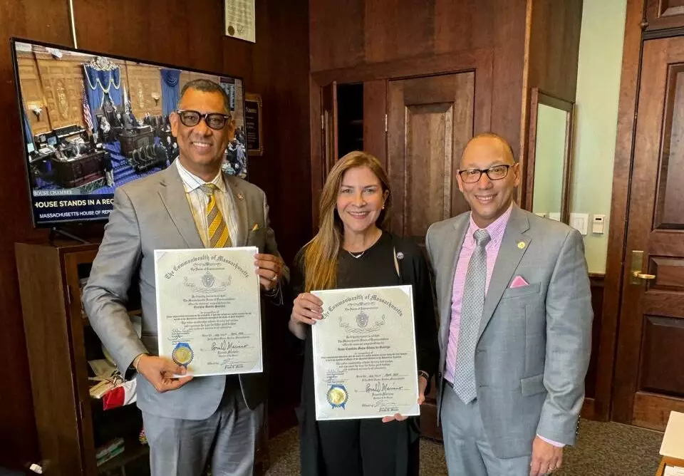 Carolina Mej&iacute;a es recibida con entusiasmo en el congreso de Massachusetts
