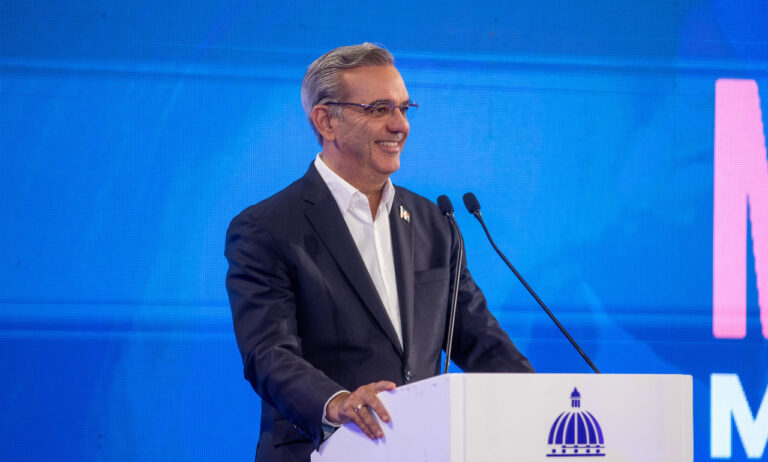 Abinader afirma &ldquo;el 56 % de la reducci&oacute;n de la pobreza&rdquo; se debe al aumento del ingreso laboral per c&aacute;pita