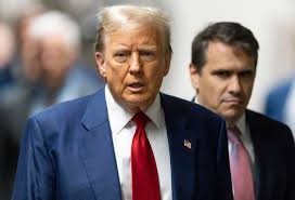 Multan a Trump con 9.000 d&oacute;lares por desacato en &lsquo;orden mordaza&rsquo; durante su juicio penal