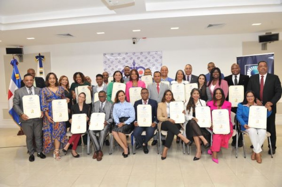 Colegio de Periodistas reconoce a profesionales de la comunicación