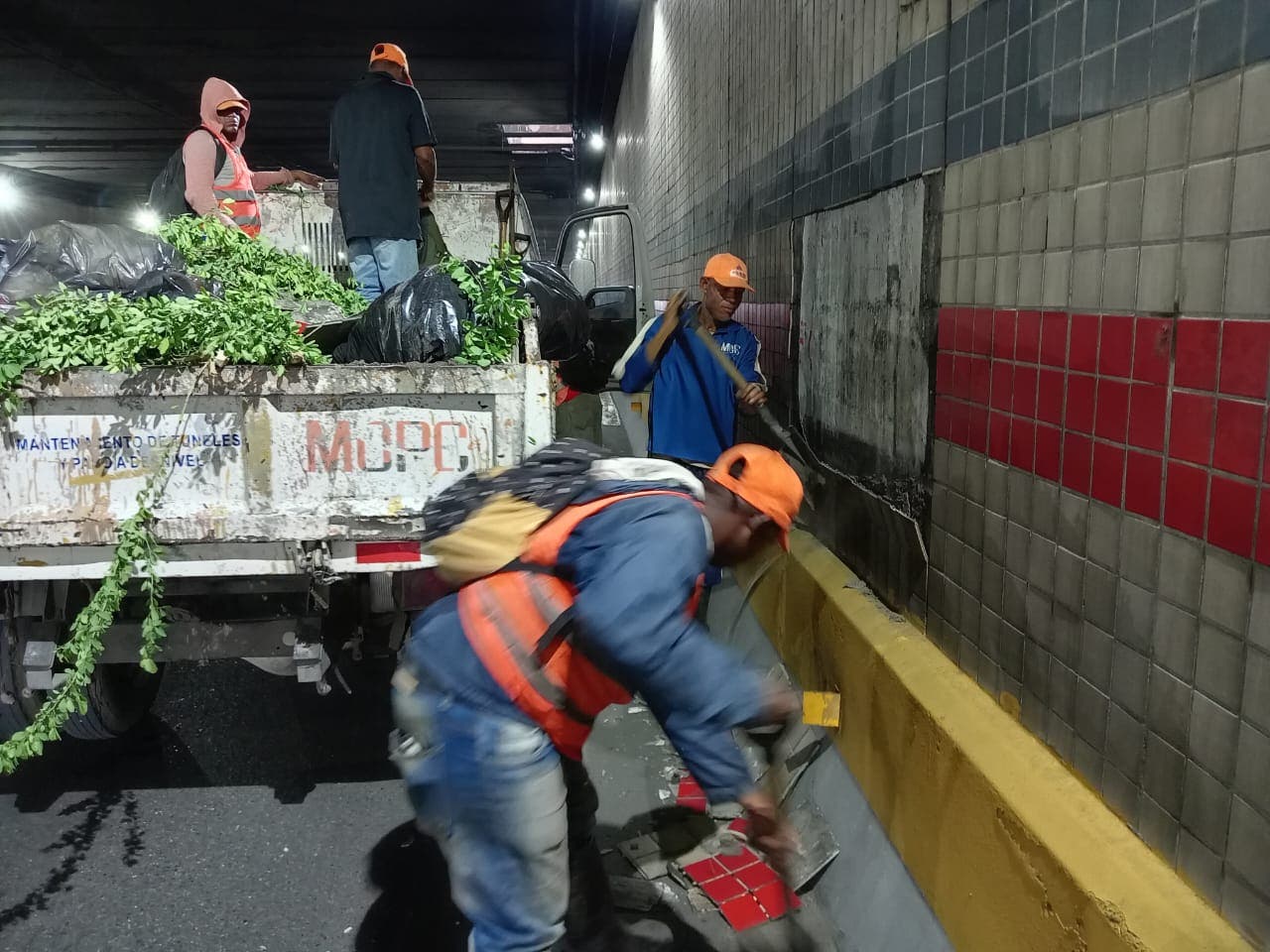 Se registra un desprendimiento parcial de la cer&aacute;mica decorativa del t&uacute;nel de la 27 de Febrero