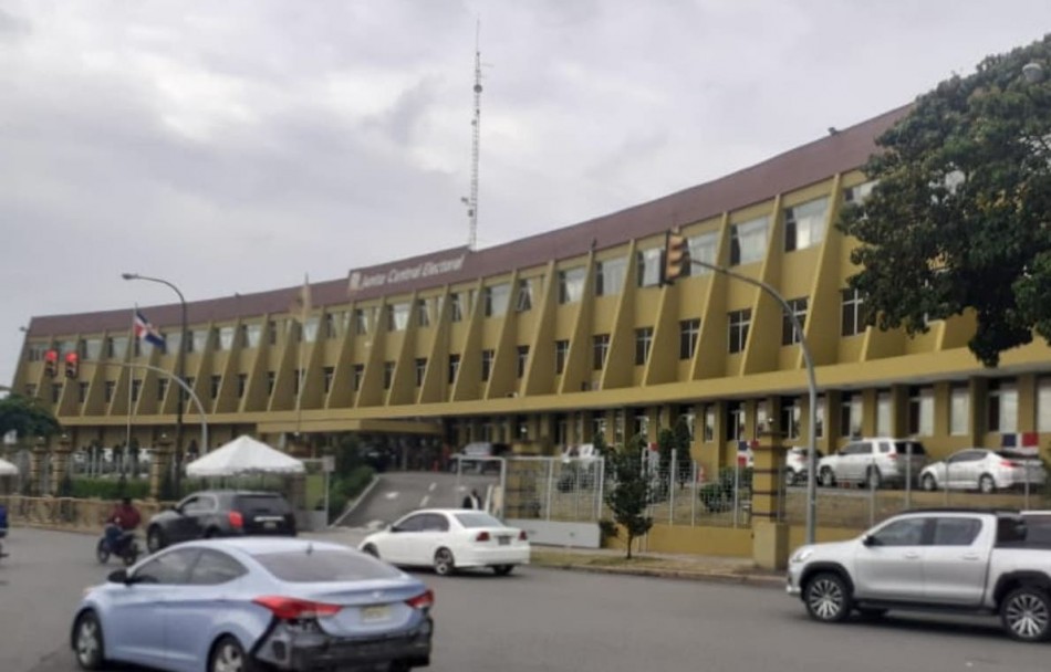 JCE proh&iacute;be entrega de bonos hasta elecciones