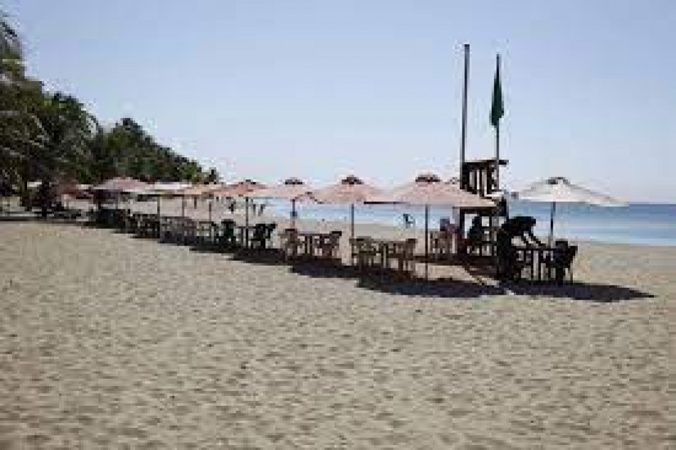 Ciudadanos acuden a playa de Juan Dolio por asueto de Semana Santa