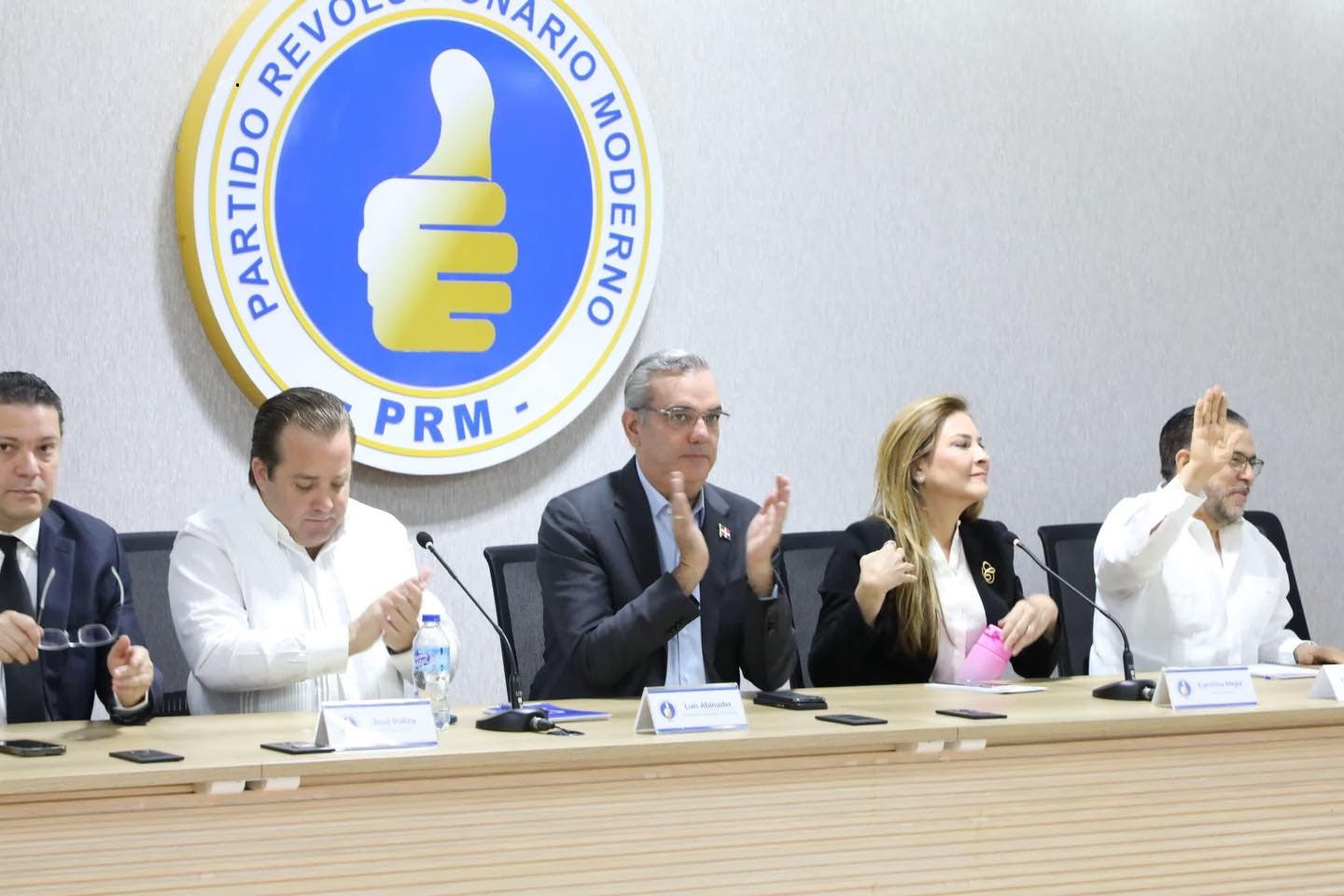 Abinader se re&uacute;ne con equipo campa&ntilde;a