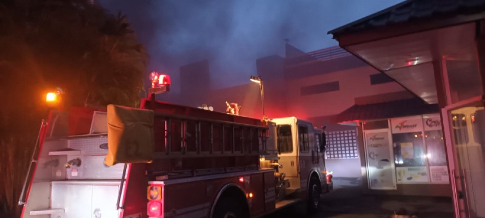 16 veh&iacute;culos afectados tras el incendio en el s&oacute;tano de la plaza comercial en Santiago