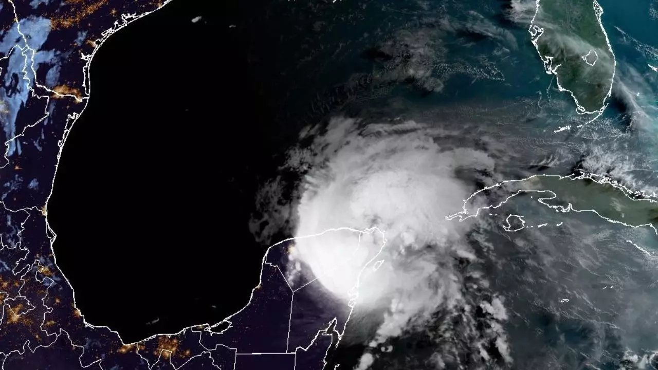 El hurac&aacute;n Beryl de categor&iacute;a 3 se aproxima a las costas de Quintana Roo, Caribe mexicano