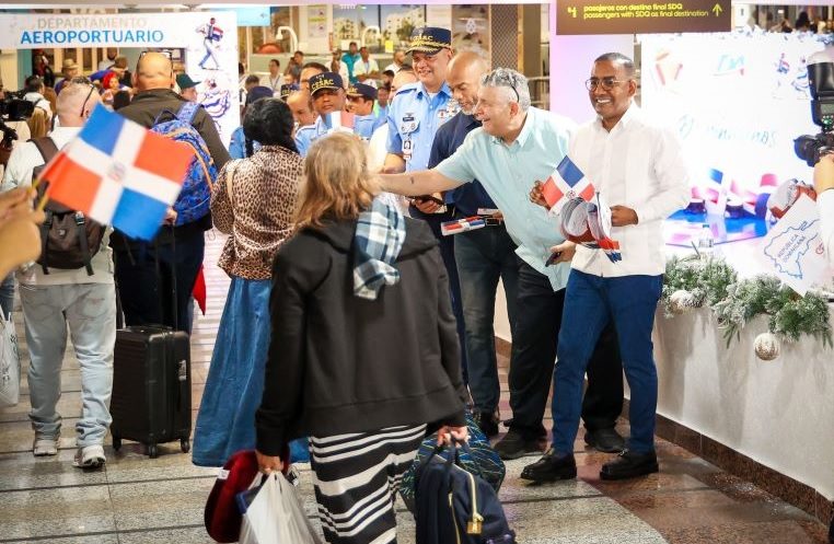 Llegan a Rep&uacute;blica Dominicana cientos de residentes en exterior