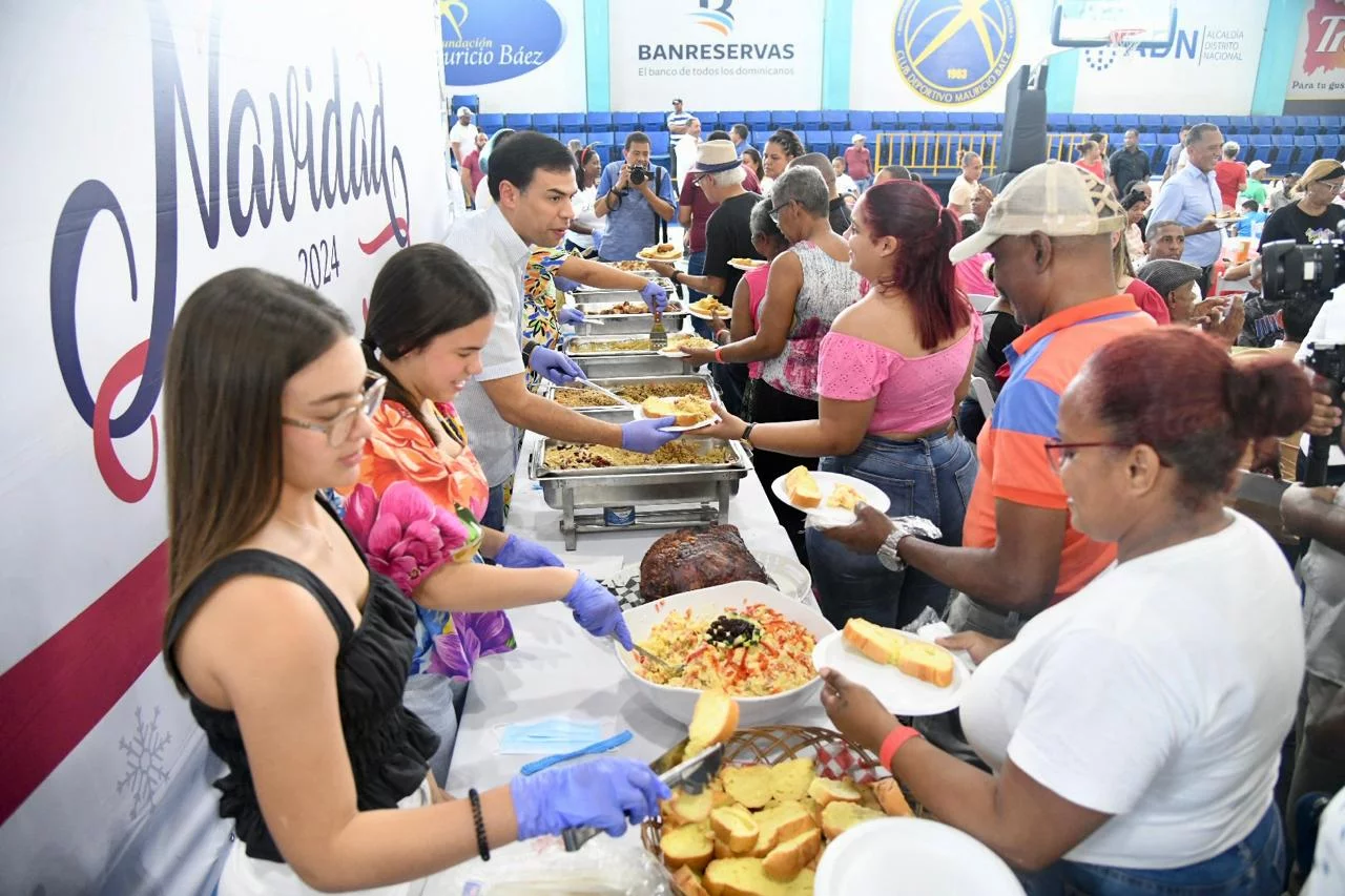 Propeep comparte almuerzo navide&ntilde;o con familias vulnerables del Distrito Nacional