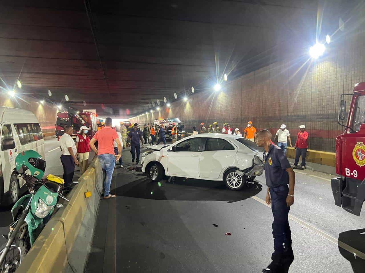 Choque m&uacute;ltiple provoca p&aacute;nico en el t&uacute;nel de la avenida 27 de Febrero por posible explosi&oacute;n de tanque de gas 