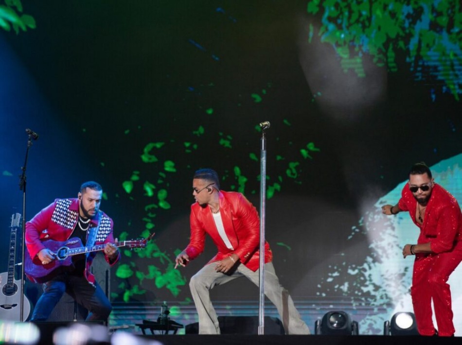 Aventura hace historia en el Estadio Ol&iacute;mpico junto a los fan&aacute;ticos con "Cerrando Ciclos"