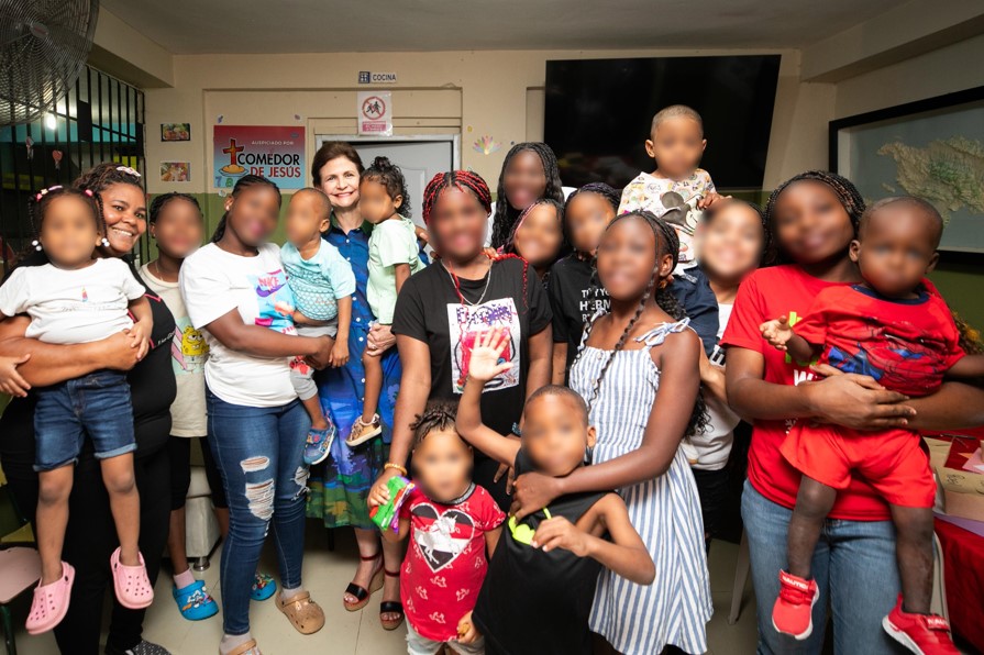 Raquel Pe&ntilde;a cierra el a&ntilde;o compartiendo alegr&iacute;a y esperanza con los ni&ntilde;os del Hogar Familia Bethesda