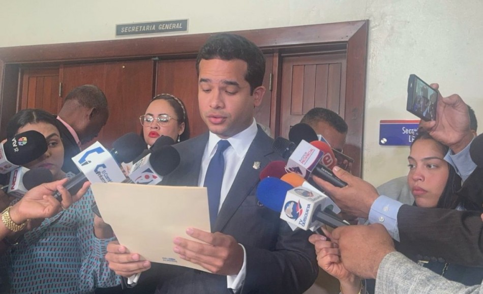 Omar Fern&aacute;ndez deposita proyecto que libera de anticipos a microempresas