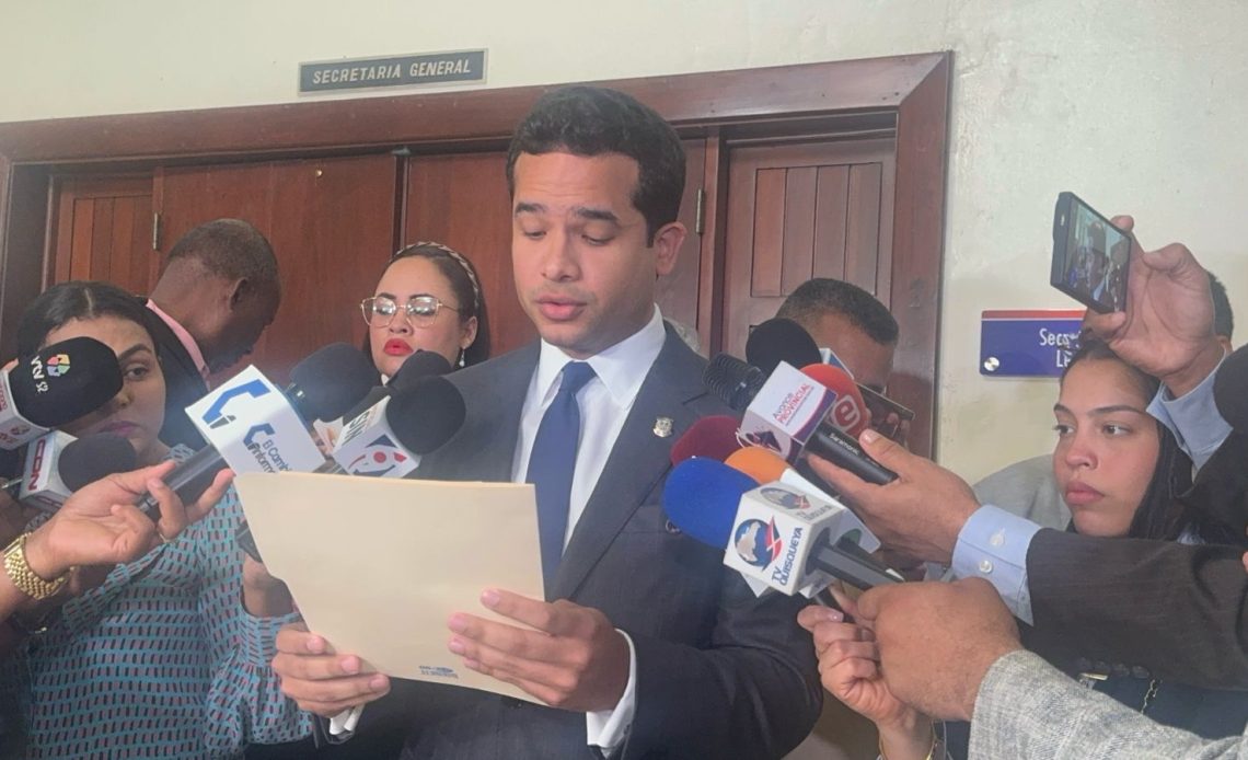 Omar Fern&aacute;ndez deposita proyecto que libera de anticipos a microempresas
