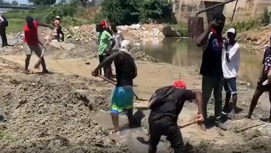 Haitianos comienzan nueva excavaci&oacute;n en el r&iacute;o Masacre
