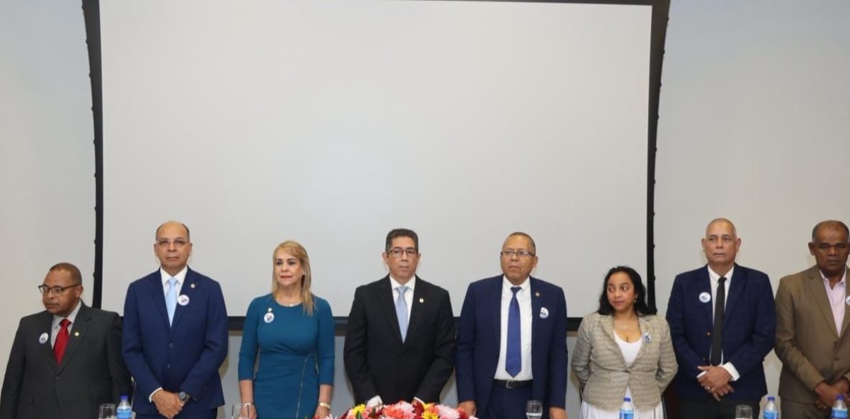 Manuel Olivero presenta candidatura presidencial al Colegio Dominicano de Notarios