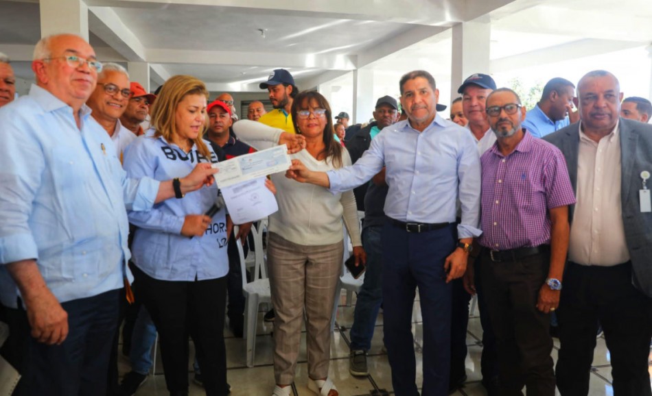 Agricultura entrega cheques a peque&ntilde;os productores