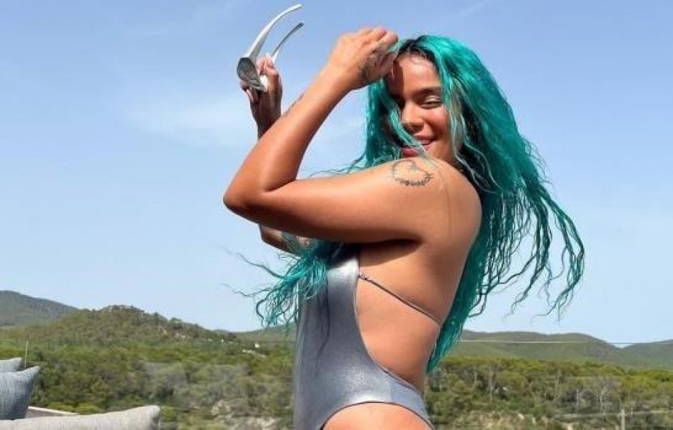 Sin complejos, Karol G se muestra al natural y enciende las redes