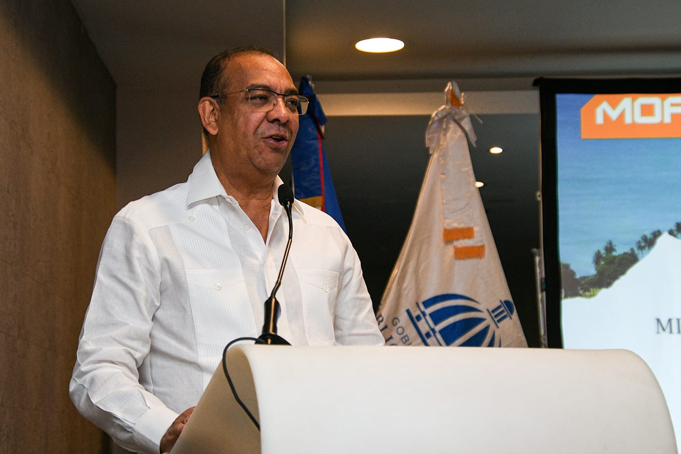 Dice Obras P&uacute;blicas ha colocado m&aacute;s 17 millones metros de asfalto