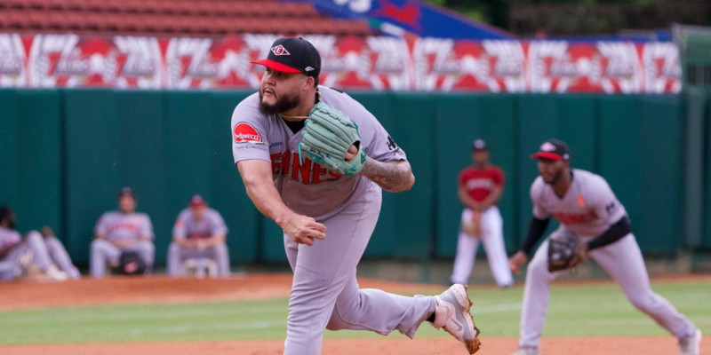 Con blanqueada, Leones ampl&iacute;an racha y dominio sobre Gigantes