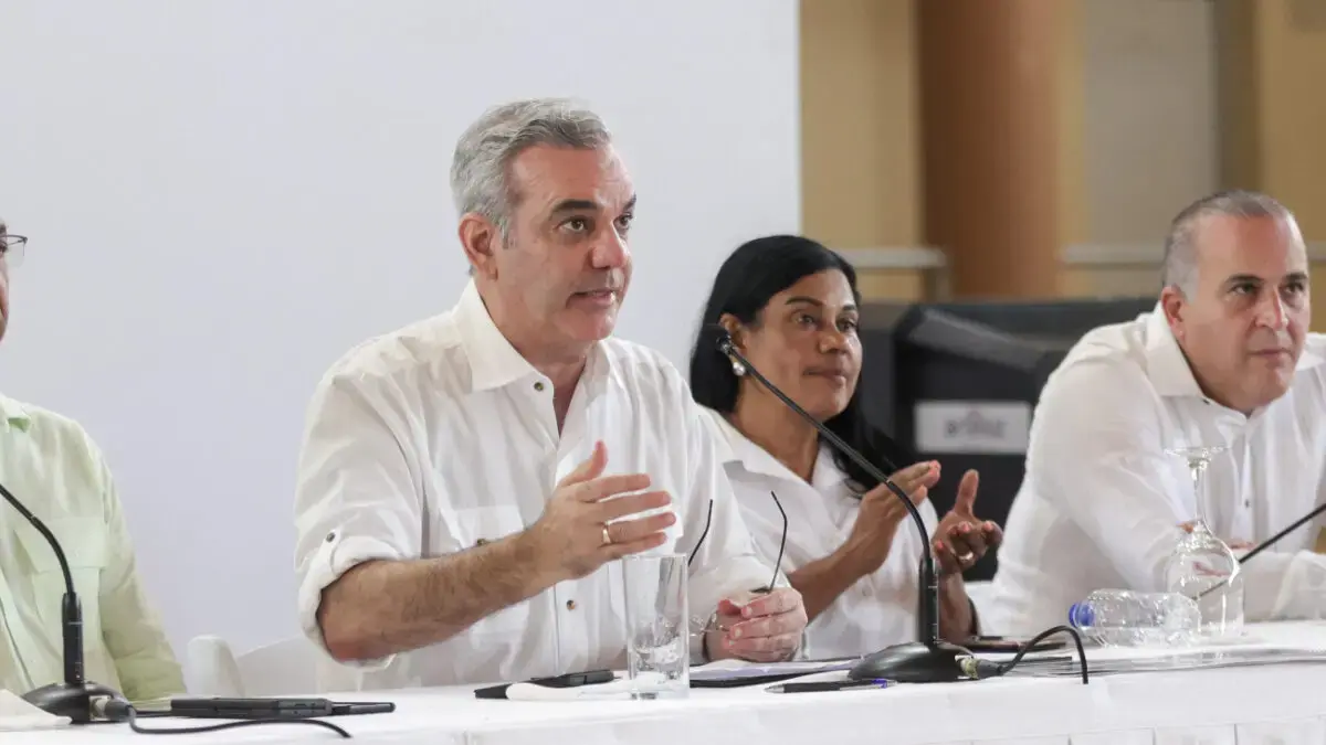 Luis Abinader se re&uacute;ne con comunitarios de Nagua 