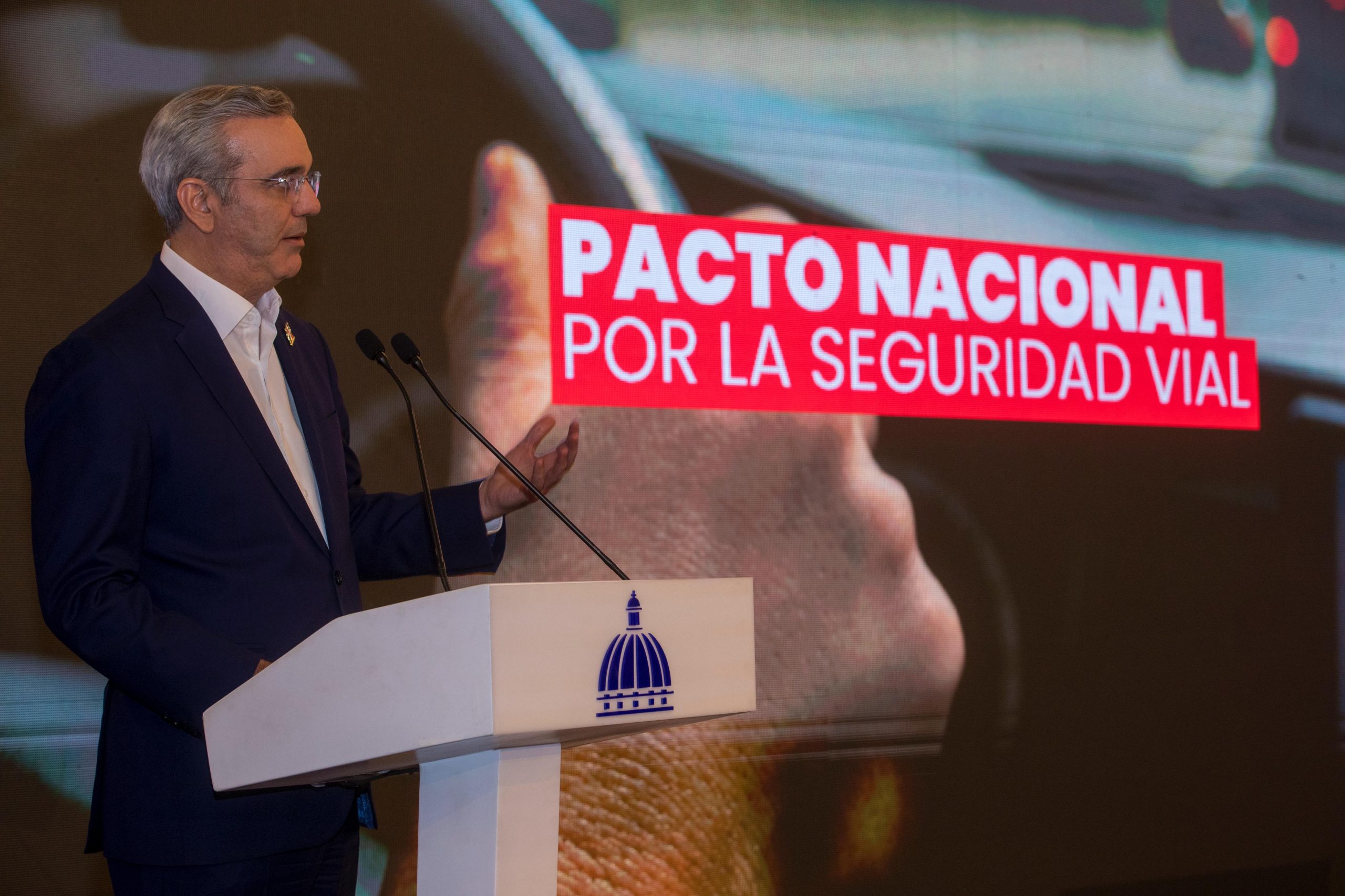 Luis Abinader firma pacto que busca reducir 50 % de los accidentes de tr&aacute;nsito