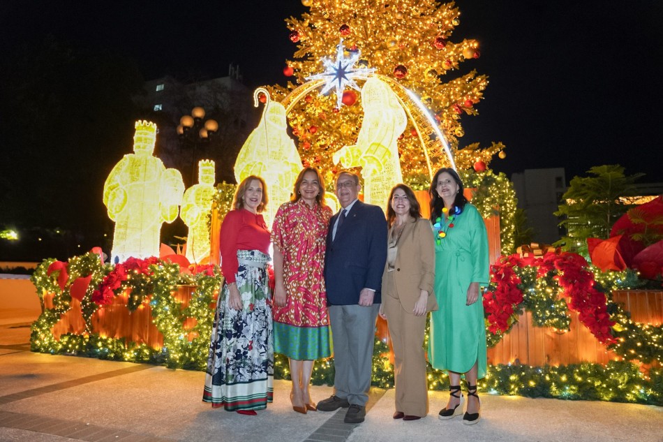 Banco Central enciende su tradicional &aacute;rbol de Navidad