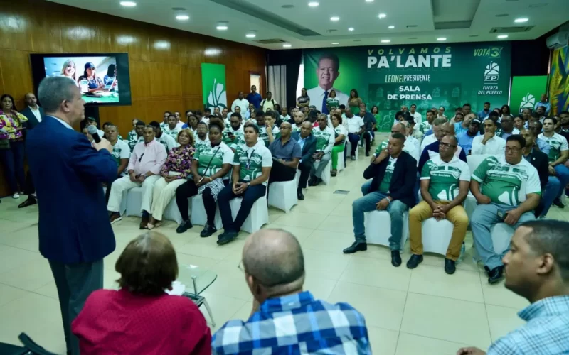 Leonel Fern&aacute;ndez se re&uacute;ne con coordinadores de redes de la FP Politica