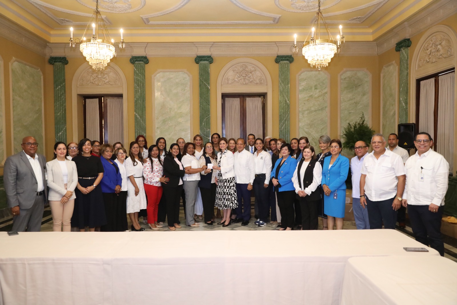 Vicepresidenta Raquel Pe&ntilde;a entrega bono navide&ntilde;o en todas las provincias del pa&iacute;s  