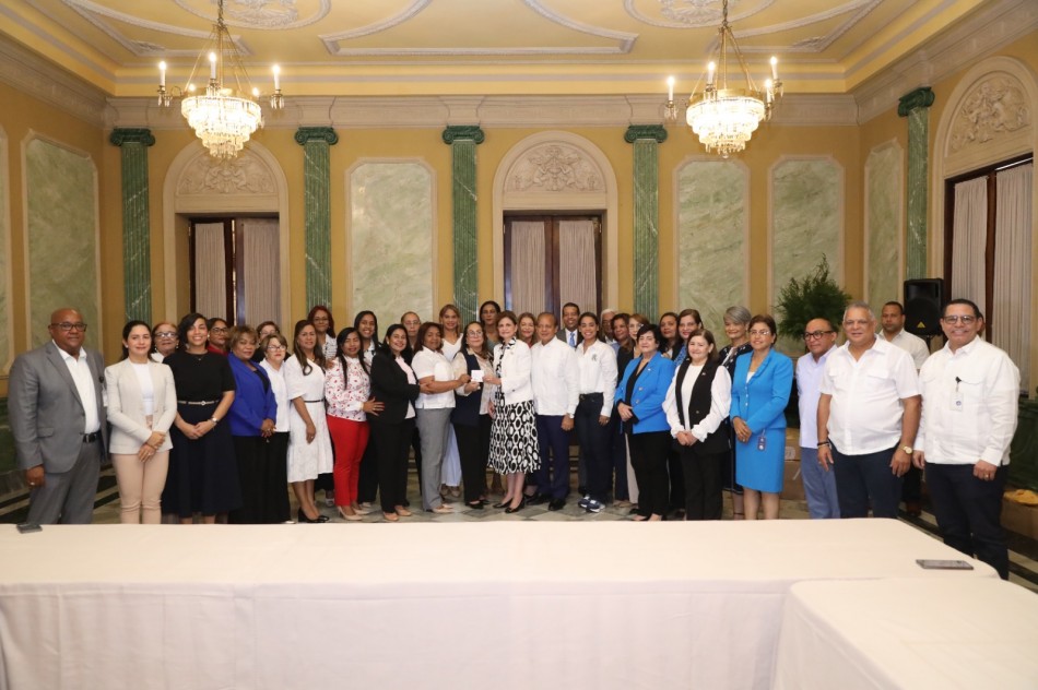 Vicepresidenta Raquel Peña entrega bono navideño en todas las provincias del país