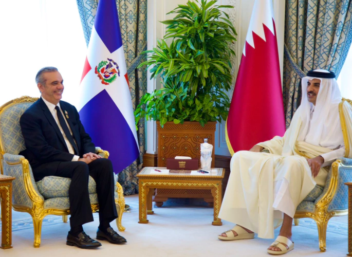 Luis Abinader y el Emir de Qatar dialogan sobre inter&eacute;s de inversiones y vuelos directos a RD