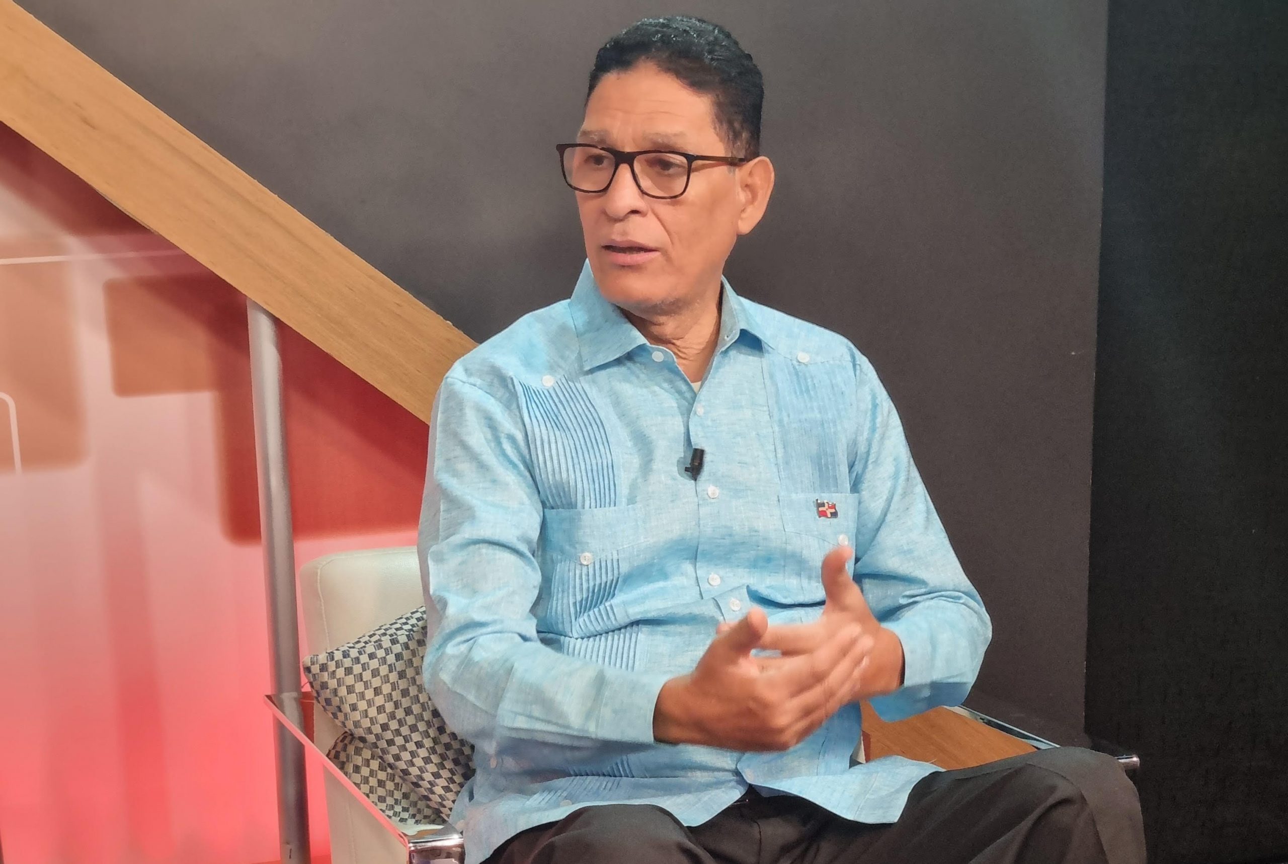 Polit&oacute;logo pide un reglamento para candidatos independientes