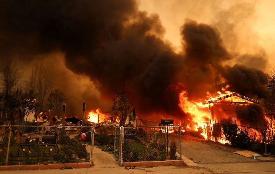 Incendio del sur amenaza a 100.000 habitantes en California 