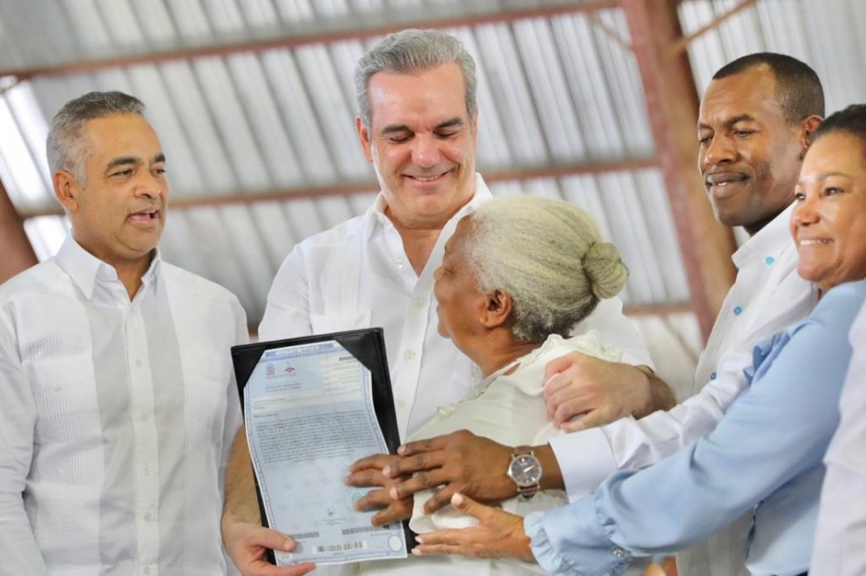 Luis Abinader entrega hoy miles de títulos en barrios capitaleños