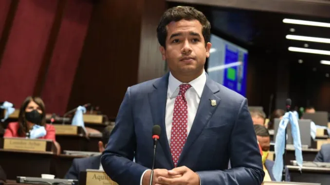 Omar Fern&aacute;ndez condena fallas en sem&aacute;foros y silencio de las autoridades