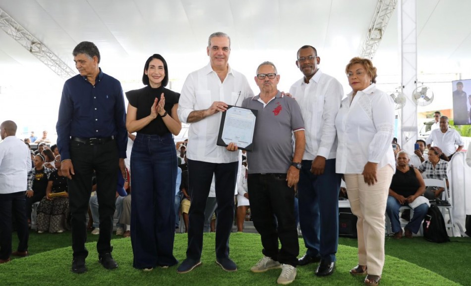 Luis Abinader entrega títulos y obras en SDO